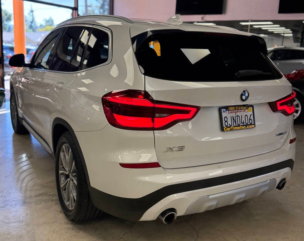 BMW X3 Vehicle Full-screen Gallery Image 03