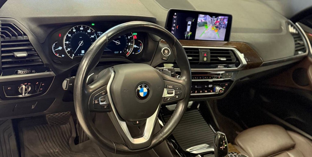 BMW X3 Vehicle Full-screen Gallery Image 13