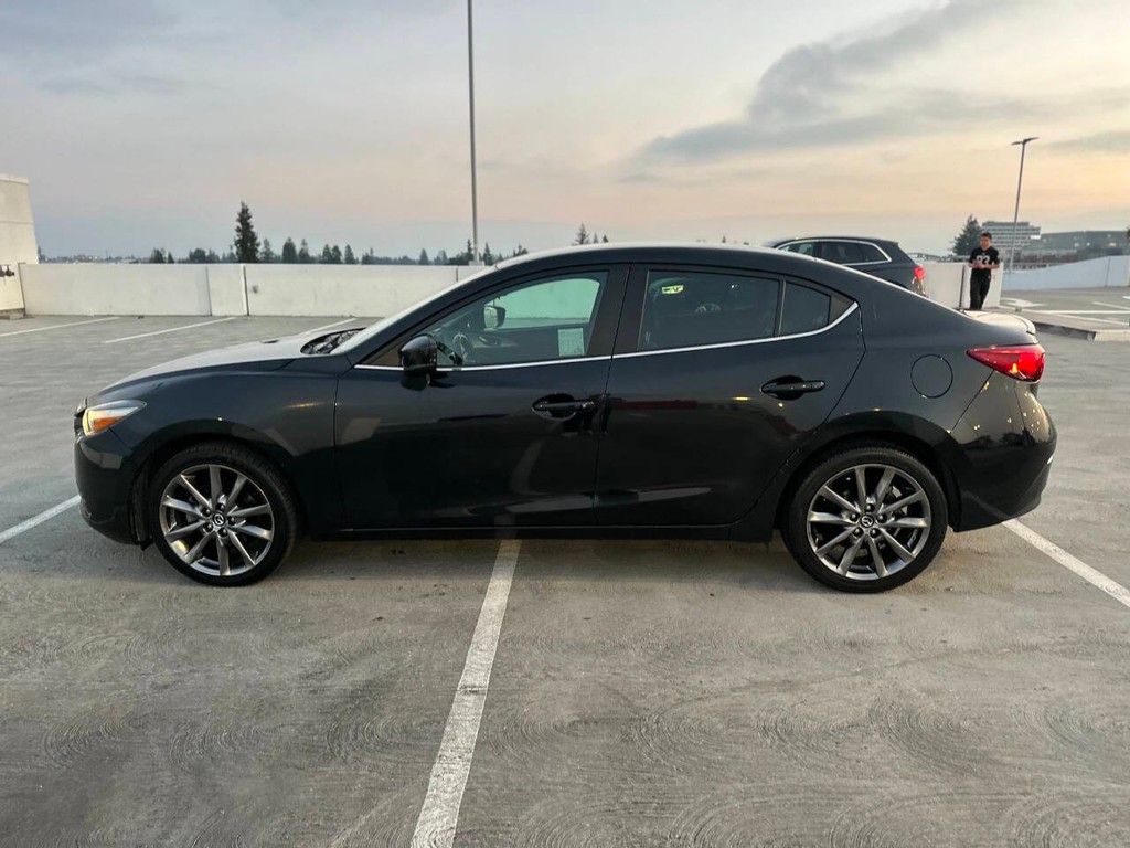 Mazda Mazda3 Sedan Vehicle Full-screen Gallery Image 02