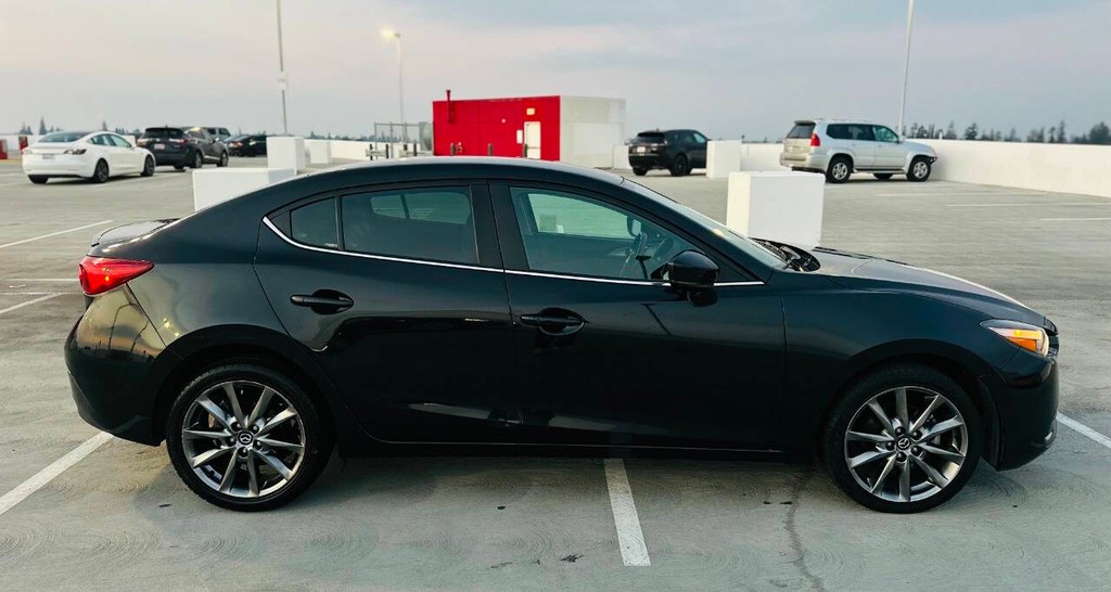 Mazda Mazda3 Sedan Vehicle Full-screen Gallery Image 05