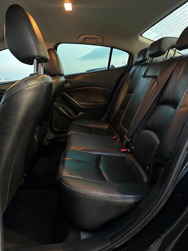 Mazda Mazda3 Sedan Vehicle Full-screen Gallery Image 11