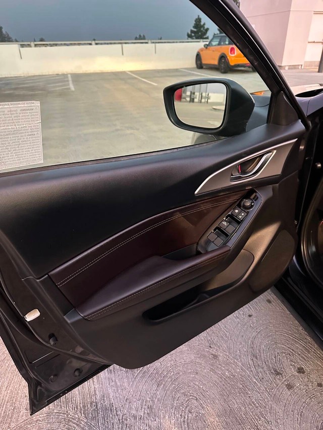 Mazda Mazda3 Sedan Vehicle Full-screen Gallery Image 12