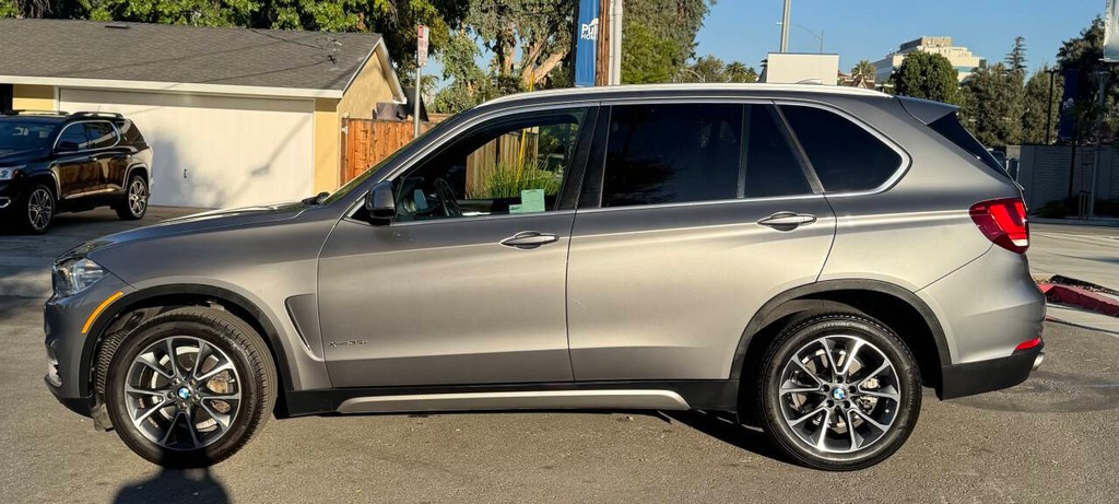 BMW X5 Vehicle Full-screen Gallery Image 02