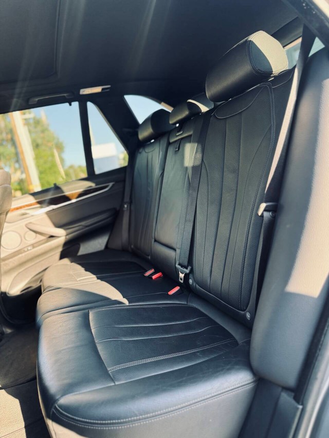 BMW X5 Vehicle Full-screen Gallery Image 13