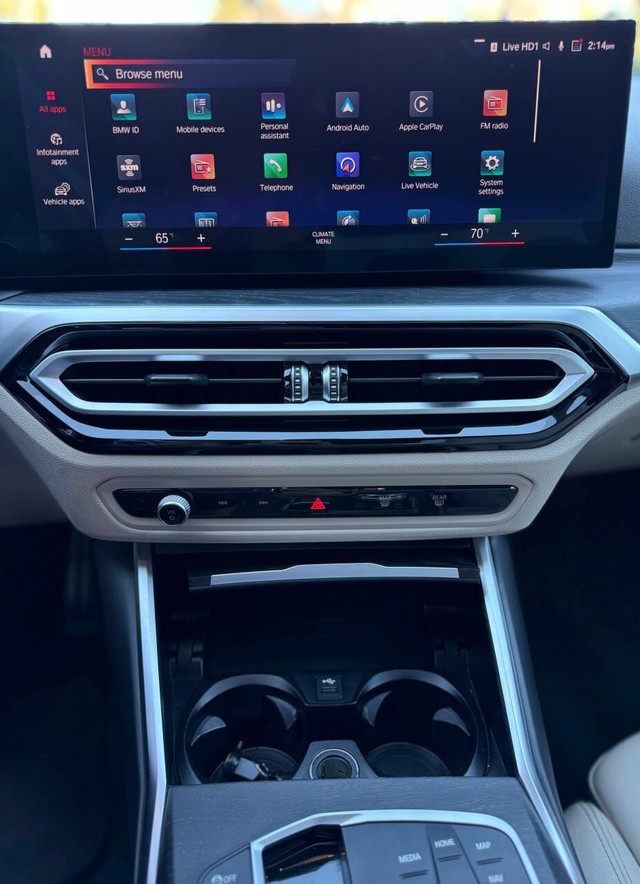 BMW 3 Series Vehicle Full-screen Gallery Image 09