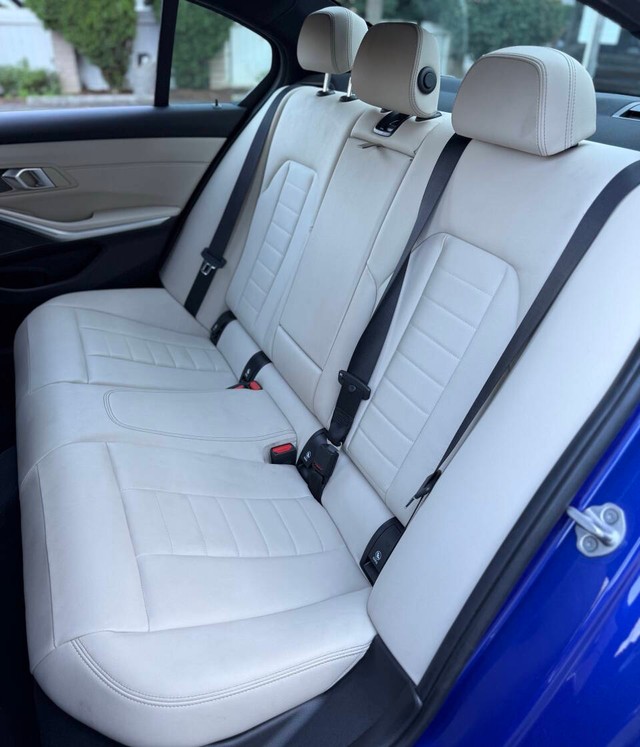 BMW 3 Series Vehicle Full-screen Gallery Image 17