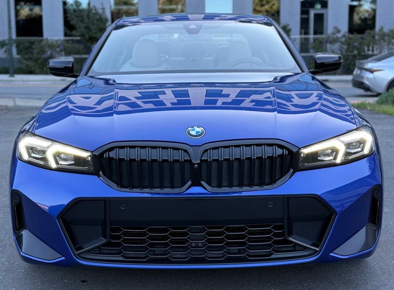BMW 3 Series Vehicle Full-screen Gallery Image 02