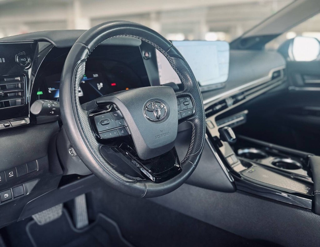 Toyota Mirai Vehicle Full-screen Gallery Image 08