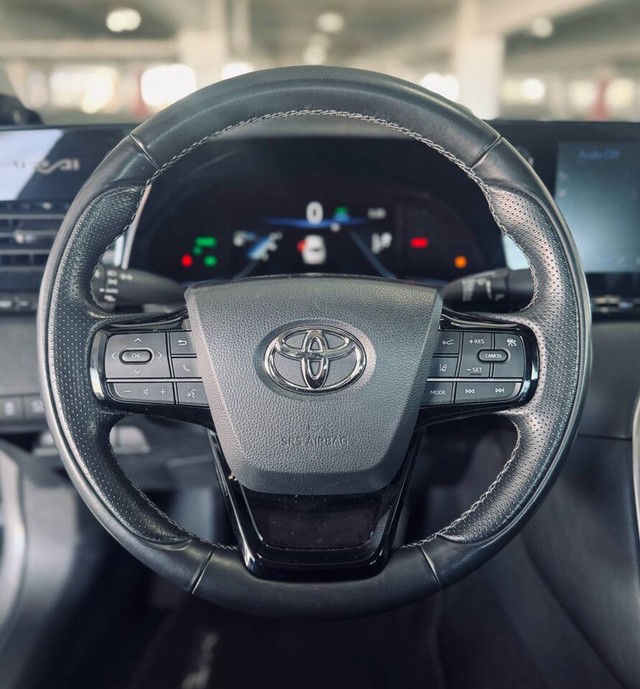 Toyota Mirai Vehicle Full-screen Gallery Image 09