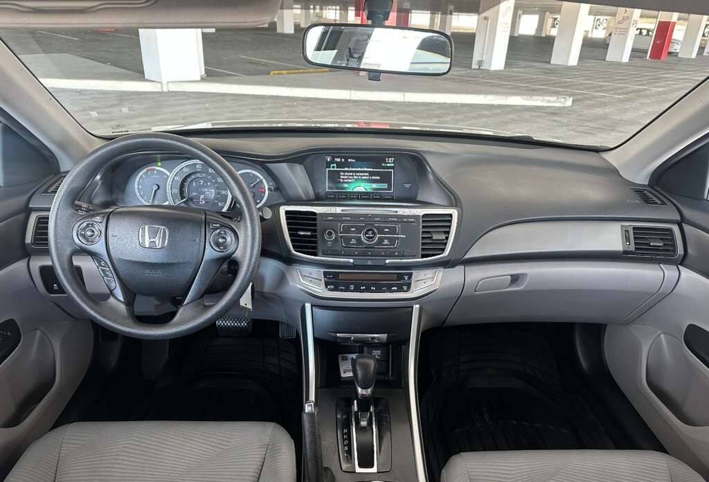 Honda Accord Sedan Vehicle Full-screen Gallery Image 07