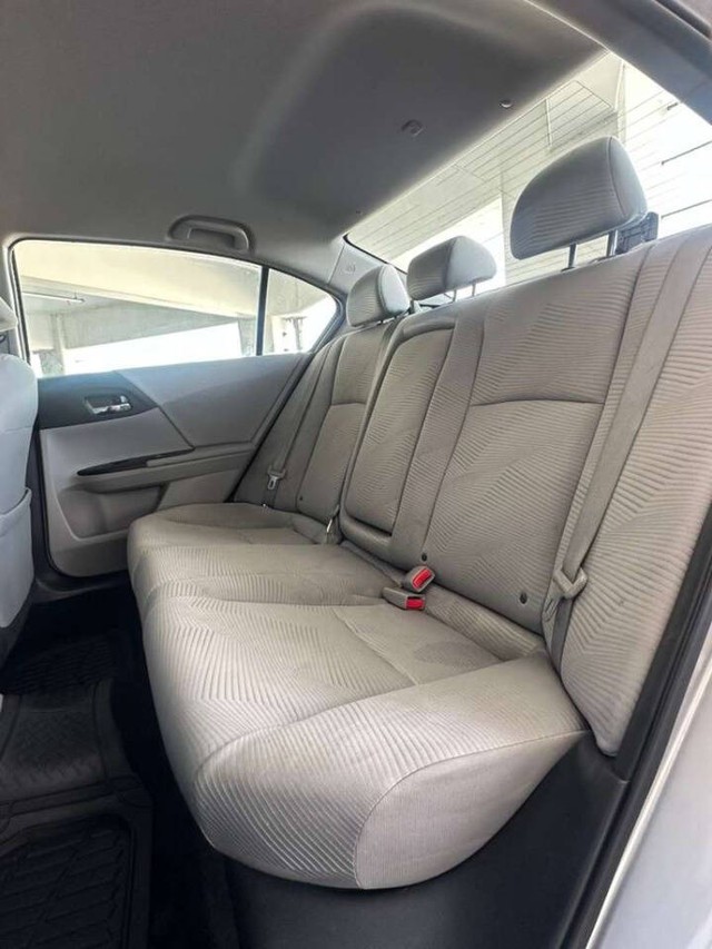 Honda Accord Sedan Vehicle Full-screen Gallery Image 13