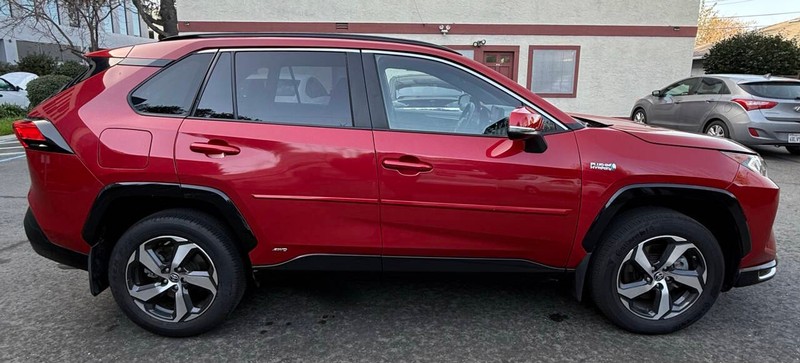 Toyota RAV4 Prime Vehicle Full-screen Gallery Image 05