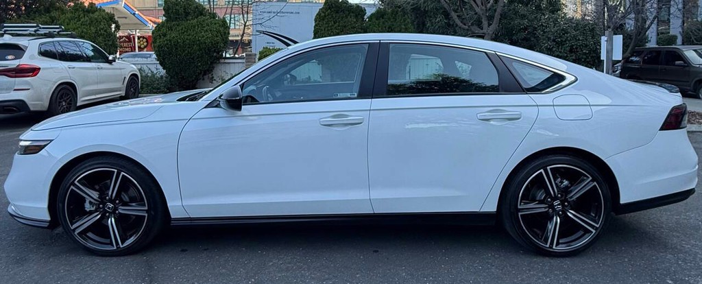 Honda Accord Hybrid Vehicle Full-screen Gallery Image 02