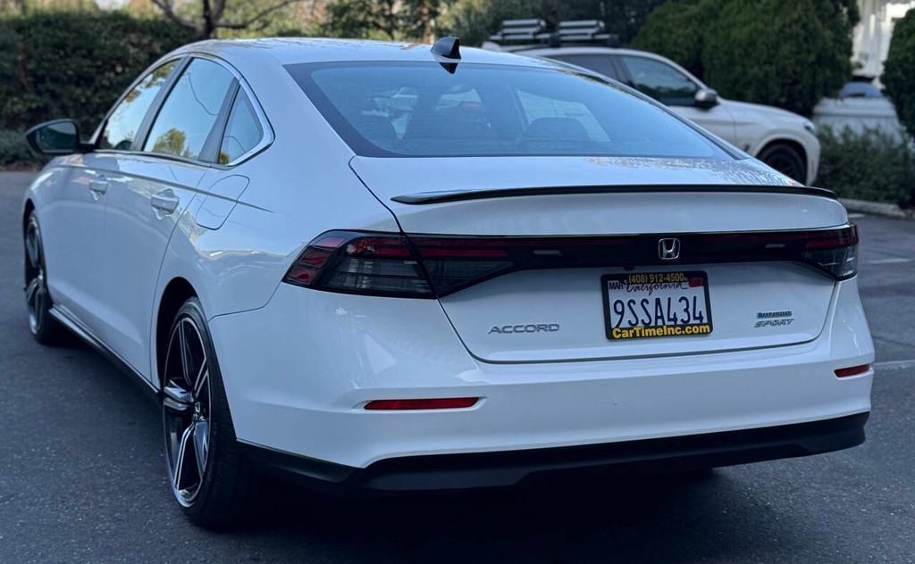 Honda Accord Hybrid Vehicle Full-screen Gallery Image 06