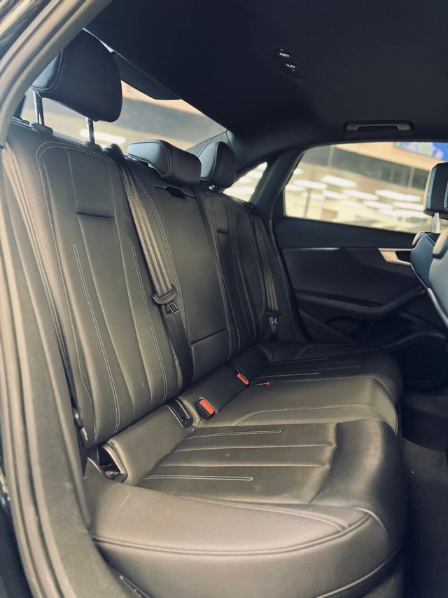 Audi A4 Sedan Vehicle Full-screen Gallery Image 15