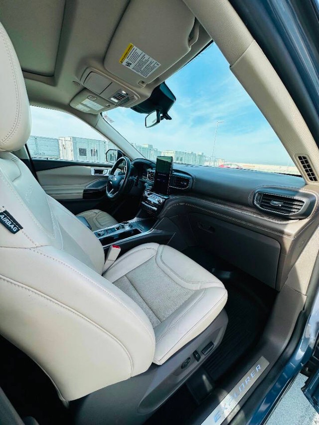 Ford Explorer Vehicle Full-screen Gallery Image 18