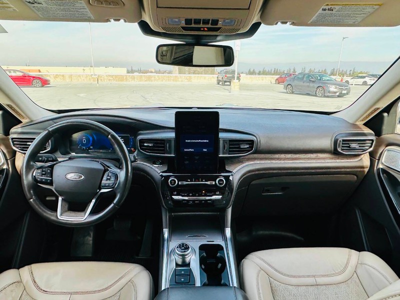 Ford Explorer Vehicle Full-screen Gallery Image 10