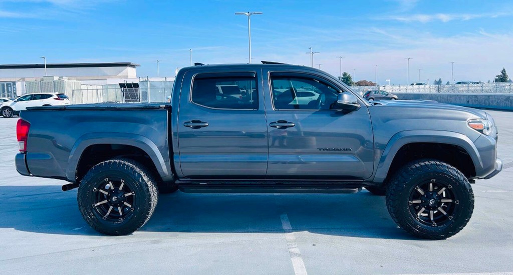 Toyota Tacoma Vehicle Full-screen Gallery Image 06