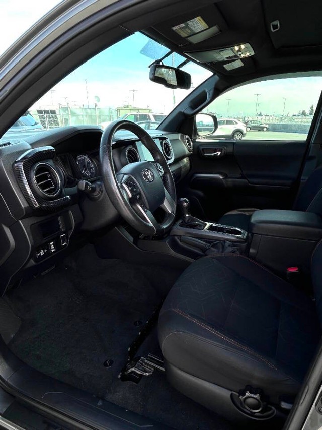 Toyota Tacoma Vehicle Full-screen Gallery Image 07