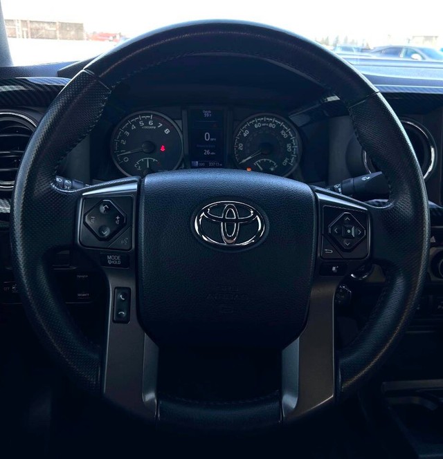 Toyota Tacoma Vehicle Full-screen Gallery Image 09