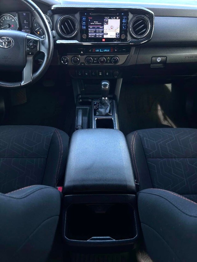 Toyota Tacoma Vehicle Full-screen Gallery Image 10