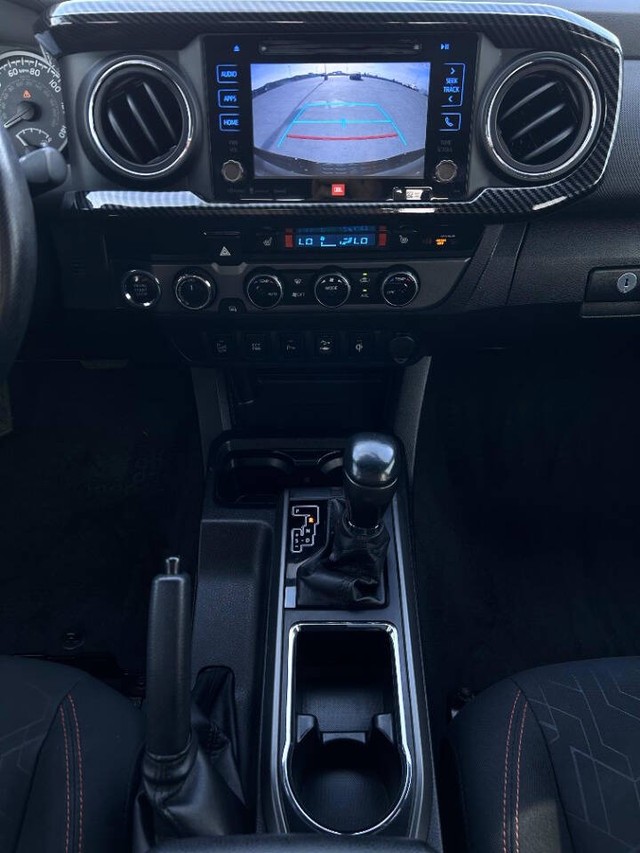 Toyota Tacoma Vehicle Full-screen Gallery Image 11