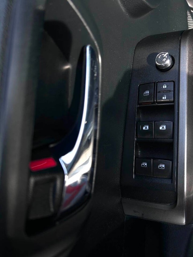 Toyota Tacoma Vehicle Full-screen Gallery Image 14