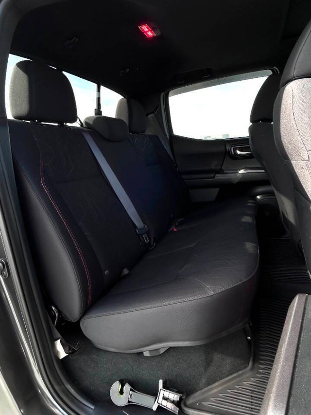 Toyota Tacoma Vehicle Full-screen Gallery Image 15