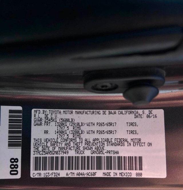 Toyota Tacoma Vehicle Full-screen Gallery Image 17