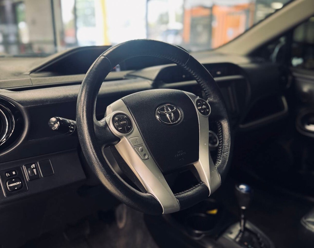 Toyota Prius c Vehicle Full-screen Gallery Image 08