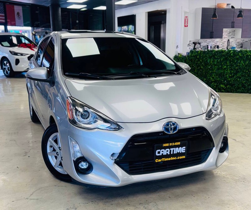 Toyota Prius c Vehicle Full-screen Gallery Image 02