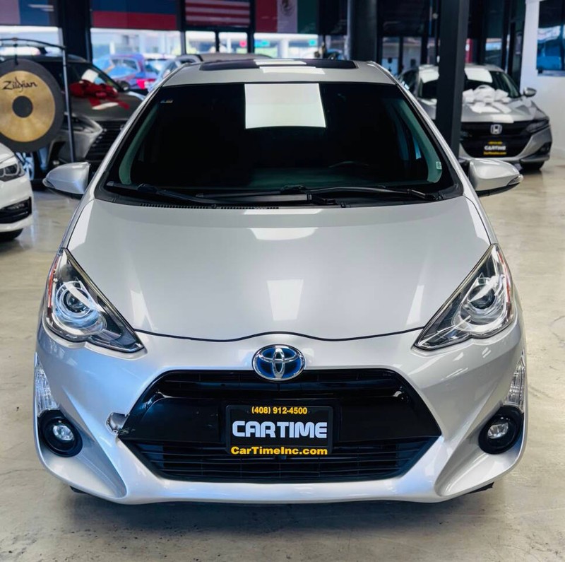 Toyota Prius c Vehicle Full-screen Gallery Image 03