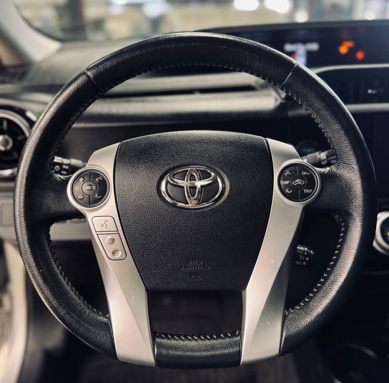 Toyota Prius c Vehicle Full-screen Gallery Image 09