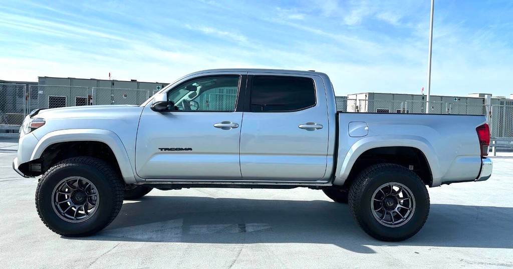 Toyota Tacoma 2WD Vehicle Full-screen Gallery Image 02