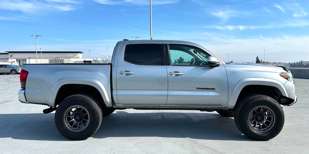 Toyota Tacoma 2WD Vehicle Full-screen Gallery Image 08