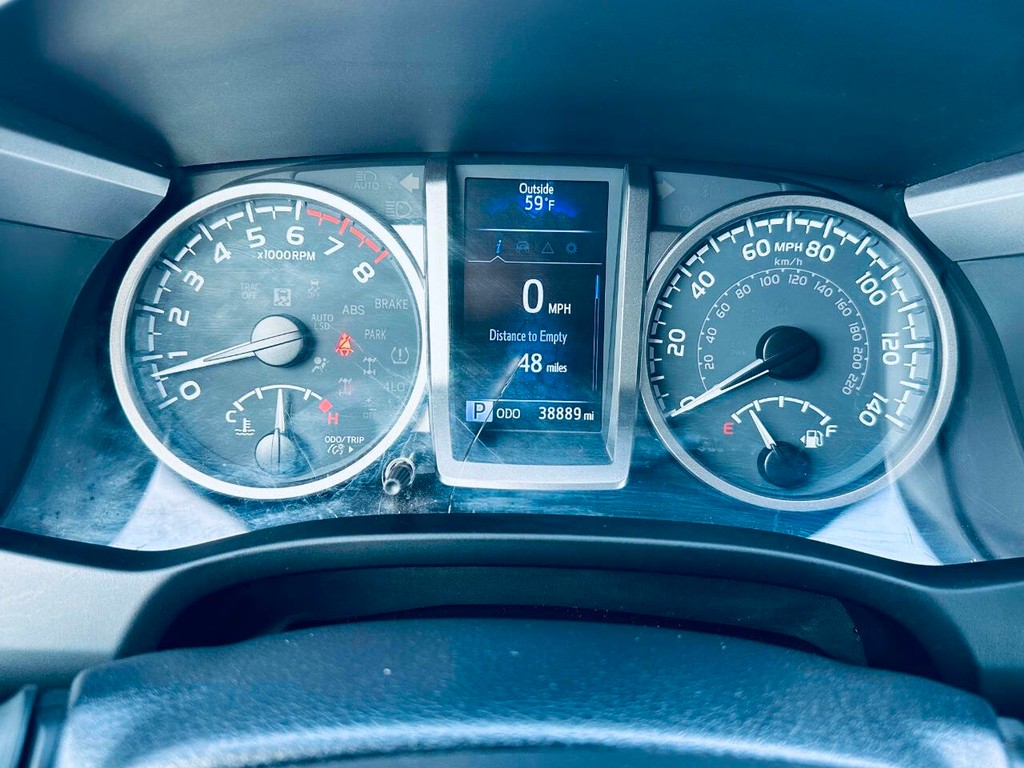 Toyota Tacoma 2WD Vehicle Full-screen Gallery Image 12