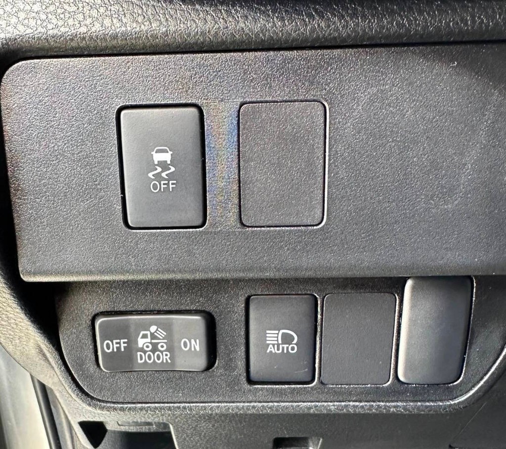 Toyota Tacoma 2WD Vehicle Full-screen Gallery Image 16