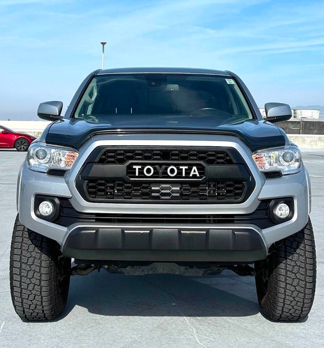 Toyota Tacoma 2WD Vehicle Full-screen Gallery Image 02