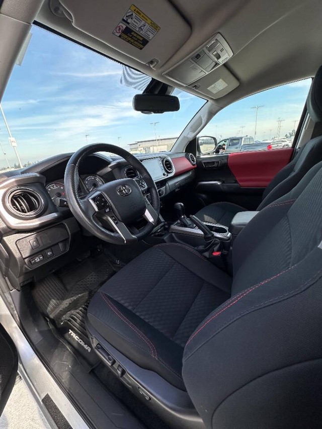 Toyota Tacoma 2WD Vehicle Full-screen Gallery Image 12