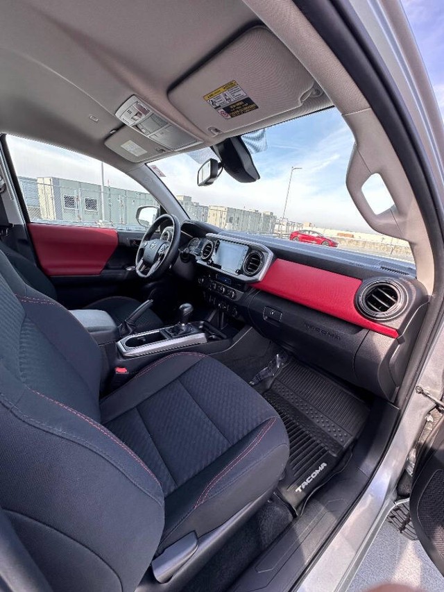 Toyota Tacoma 2WD Vehicle Full-screen Gallery Image 16