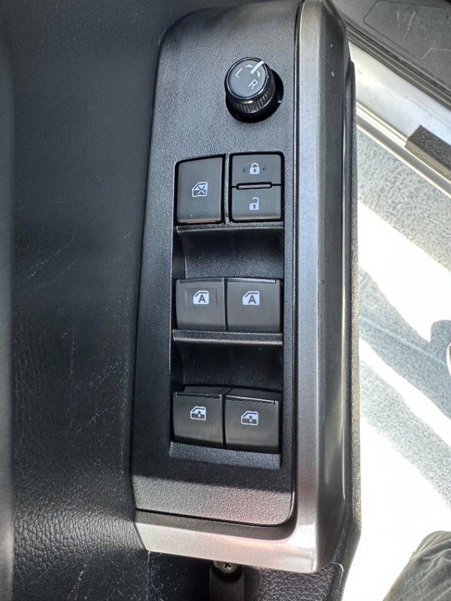 Toyota Tacoma 2WD Vehicle Full-screen Gallery Image 19