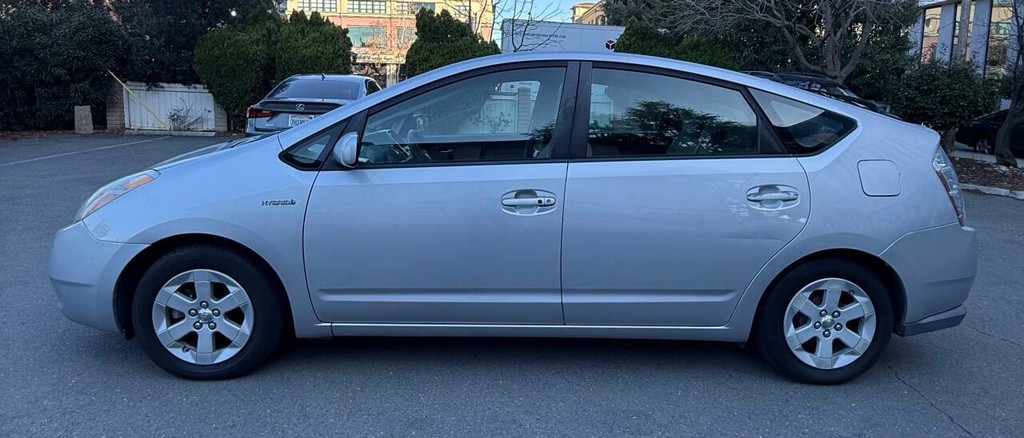 Toyota Prius Vehicle Full-screen Gallery Image 02