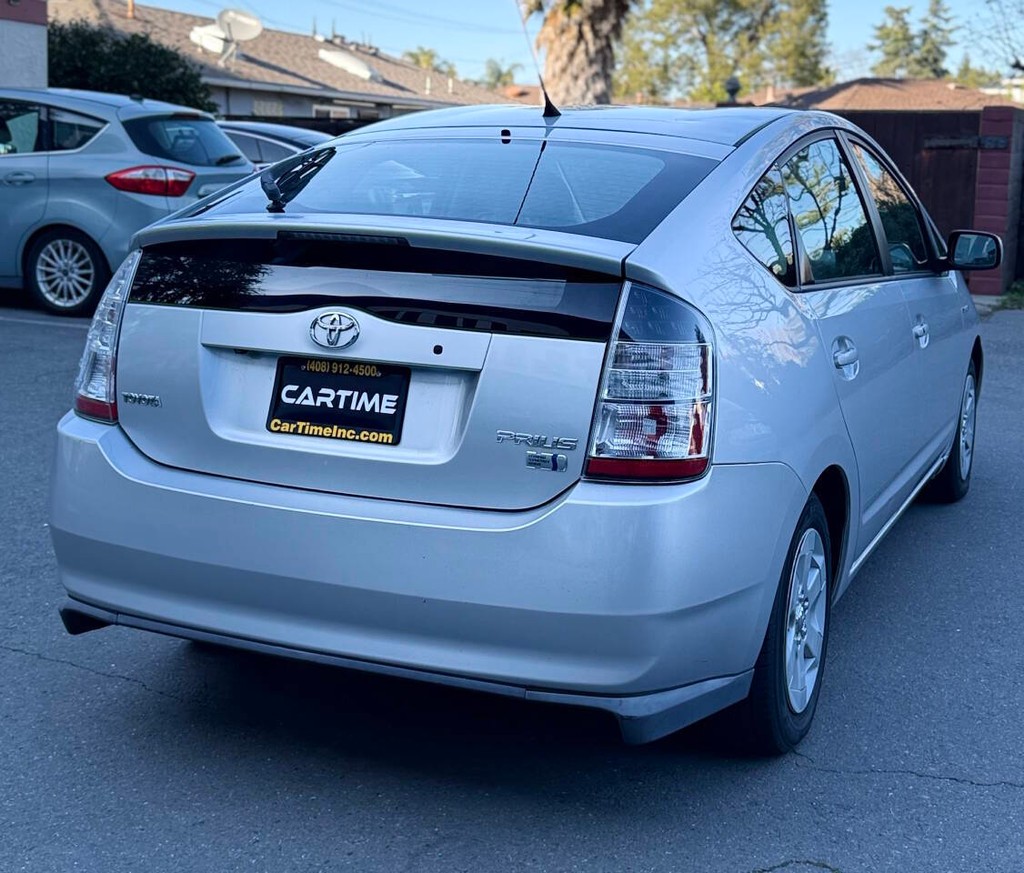 Toyota Prius Vehicle Full-screen Gallery Image 04