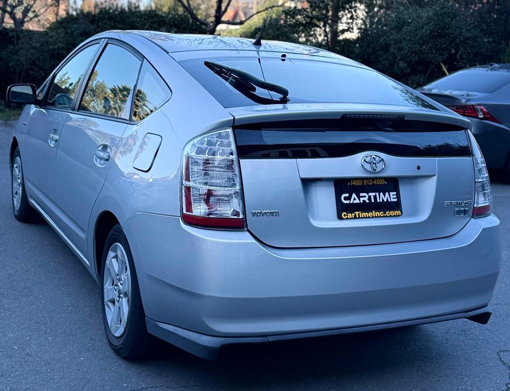 Toyota Prius Vehicle Full-screen Gallery Image 08