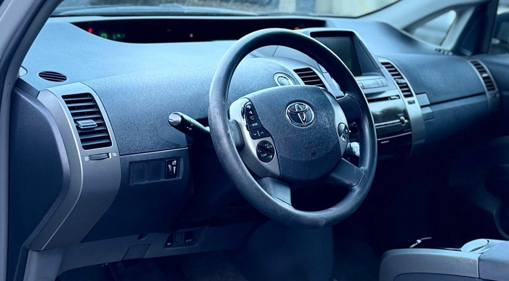 Toyota Prius Vehicle Full-screen Gallery Image 09
