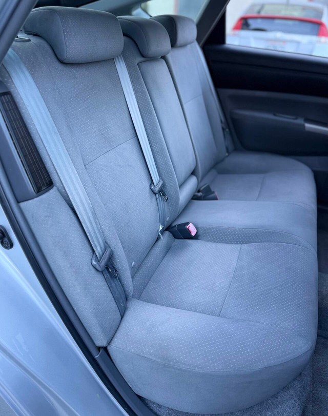 Toyota Prius Vehicle Full-screen Gallery Image 12