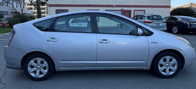 Toyota Prius Vehicle Full-screen Gallery Image 05