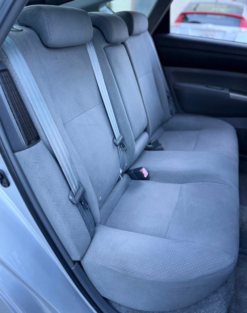 Toyota Prius Vehicle Full-screen Gallery Image 12