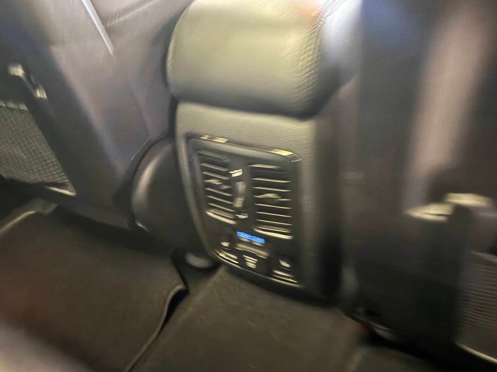 Jeep Grand Cherokee Vehicle Full-screen Gallery Image 12