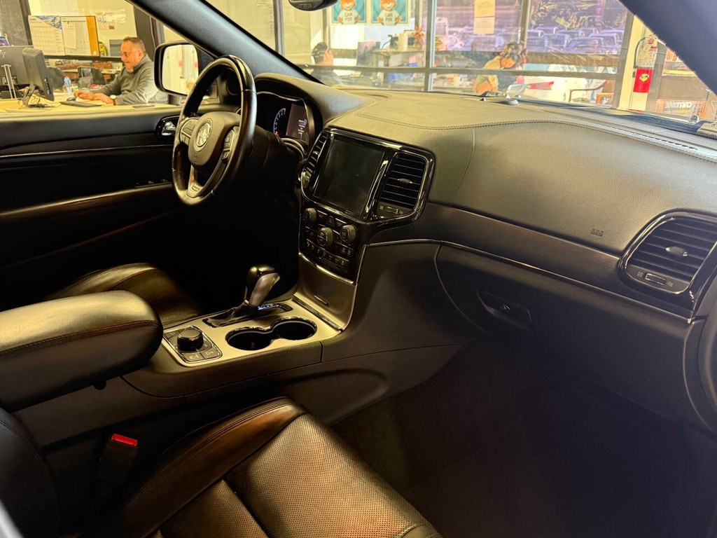 Jeep Grand Cherokee Vehicle Full-screen Gallery Image 14